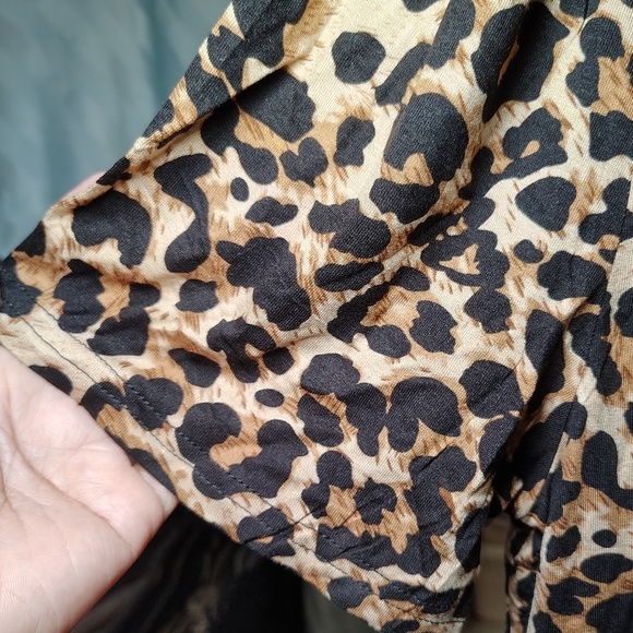 Leopard Print Short Sleeve Women's Top - Picture 3 of 4